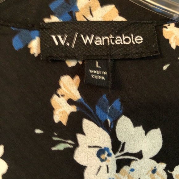 V-Neck Roll Tab Sleeve in Black Floral L NWOT - Picture 2 of 4